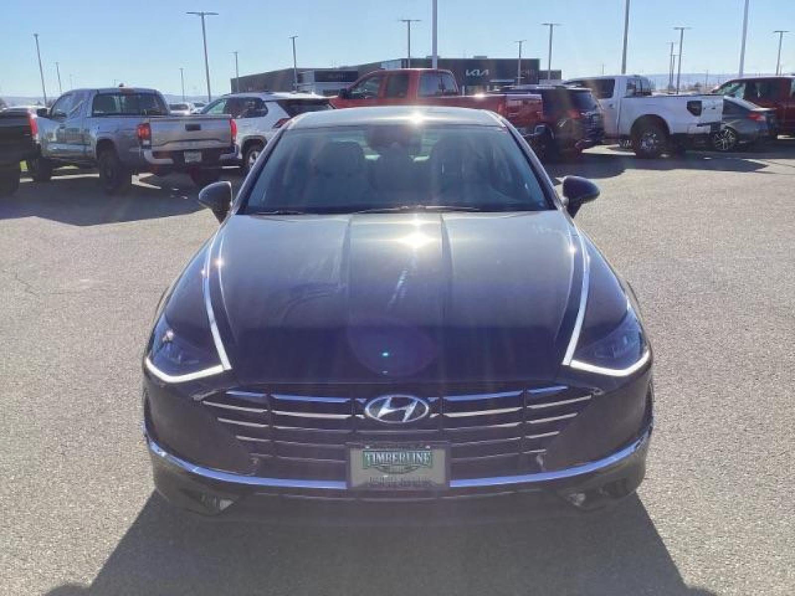 2020 BLACK Hyundai Sonata SE (5NPEG4JA2LH) with an 2.5L L4 DOHC 16V engine, 8-Speed Automatic transmission, located at 1235 N Woodruff Ave., Idaho Falls, 83401, (208) 523-1053, 43.507172, -112.000488 - The 2020 Sonata featured a completely redesigned exterior, characterized by a sleek coupe-like profile and Hyundai's Sensuous Sportiness design philosophy. It had a prominent front grille, LED headlights, and a fastback-style roofline, giving it a more upscale and dynamic appearance compared to its - Photo #8