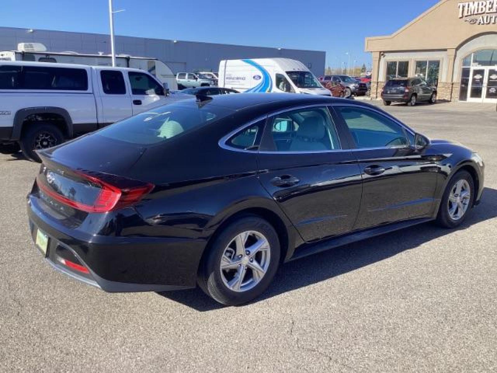 2020 BLACK Hyundai Sonata SE (5NPEG4JA2LH) with an 2.5L L4 DOHC 16V engine, 8-Speed Automatic transmission, located at 1235 N Woodruff Ave., Idaho Falls, 83401, (208) 523-1053, 43.507172, -112.000488 - The 2020 Sonata featured a completely redesigned exterior, characterized by a sleek coupe-like profile and Hyundai's Sensuous Sportiness design philosophy. It had a prominent front grille, LED headlights, and a fastback-style roofline, giving it a more upscale and dynamic appearance compared to its - Photo #5