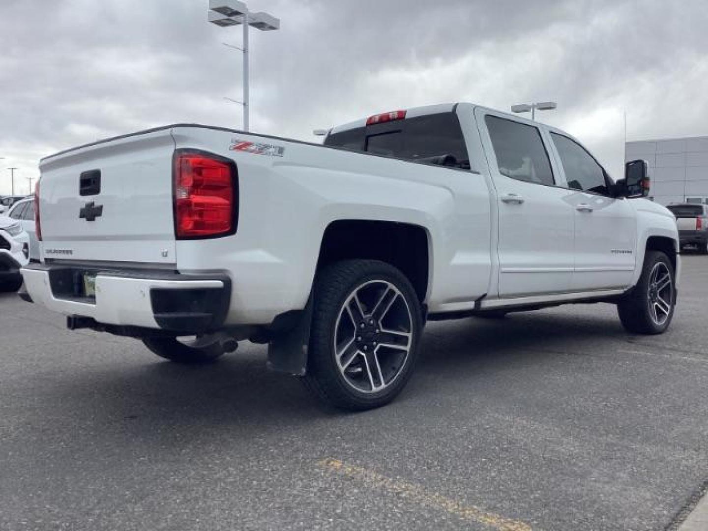 2016 Summit White /Jet Black, cloth Chevrolet Silverado 1500 LT Crew Cab 4WD (3GCUKREC7GG) with an 5.3L V8 OHV 16V engine, 6-Speed Automatic transmission, located at 1235 N Woodruff Ave., Idaho Falls, 83401, (208) 523-1053, 43.507172, -112.000488 - Photo#5