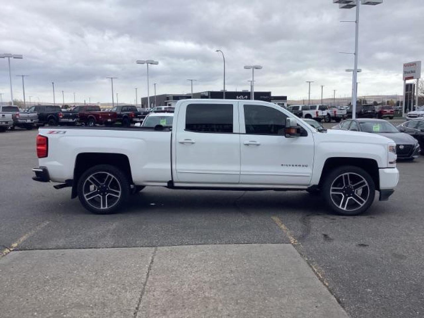 2016 Summit White /Jet Black, cloth Chevrolet Silverado 1500 LT Crew Cab 4WD (3GCUKREC7GG) with an 5.3L V8 OHV 16V engine, 6-Speed Automatic transmission, located at 1235 N Woodruff Ave., Idaho Falls, 83401, (208) 523-1053, 43.507172, -112.000488 - Photo#6