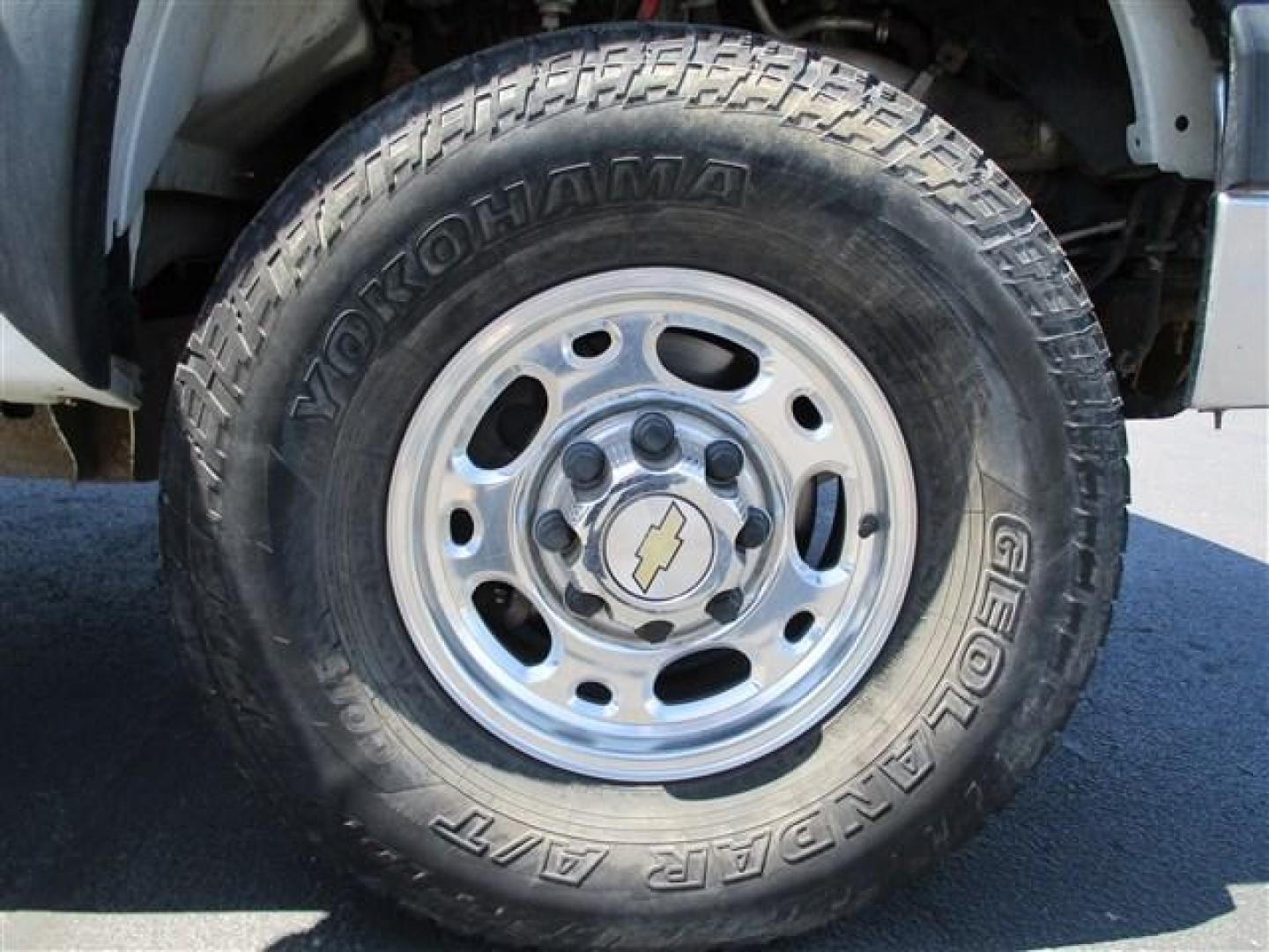 2005 WHITE /WHITE Chevrolet Silverado 2500HD LT Ext. Cab Long Bed 4WD (1GCHK29215E) with an 6.6L V8 OHV 32V TURBO DIESEL engine, located at 1235 N Woodruff Ave., Idaho Falls, 83401, (208) 523-1053, 43.507172, -112.000488 - This 2005 Chevrolet 2500, is 4x4, 6.6L V8 diesel. Has vinyl floor, 8 foot bed, that is Rhino Lined. Also has new tires. At Timberline Auto it is always easy to find a great deal on your next vehicle! Our experienced sales staff can help find the right vehicle will fit your needs. Our knowledgeable f - Photo#13