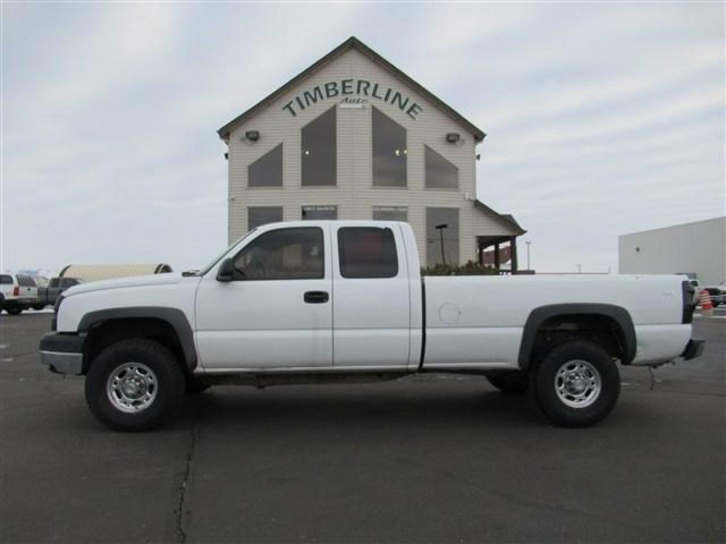 2005 WHITE /WHITE Chevrolet Silverado 2500HD LT Ext. Cab Long Bed 4WD (1GCHK29215E) with an 6.6L V8 OHV 32V TURBO DIESEL engine, located at 1235 N Woodruff Ave., Idaho Falls, 83401, (208) 523-1053, 43.507172, -112.000488 - This 2005 Chevrolet 2500, is 4x4, 6.6L V8 diesel. Has vinyl floor, 8 foot bed, that is Rhino Lined. Also has new tires. At Timberline Auto it is always easy to find a great deal on your next vehicle! Our experienced sales staff can help find the right vehicle will fit your needs. Our knowledgeable f - Photo#1