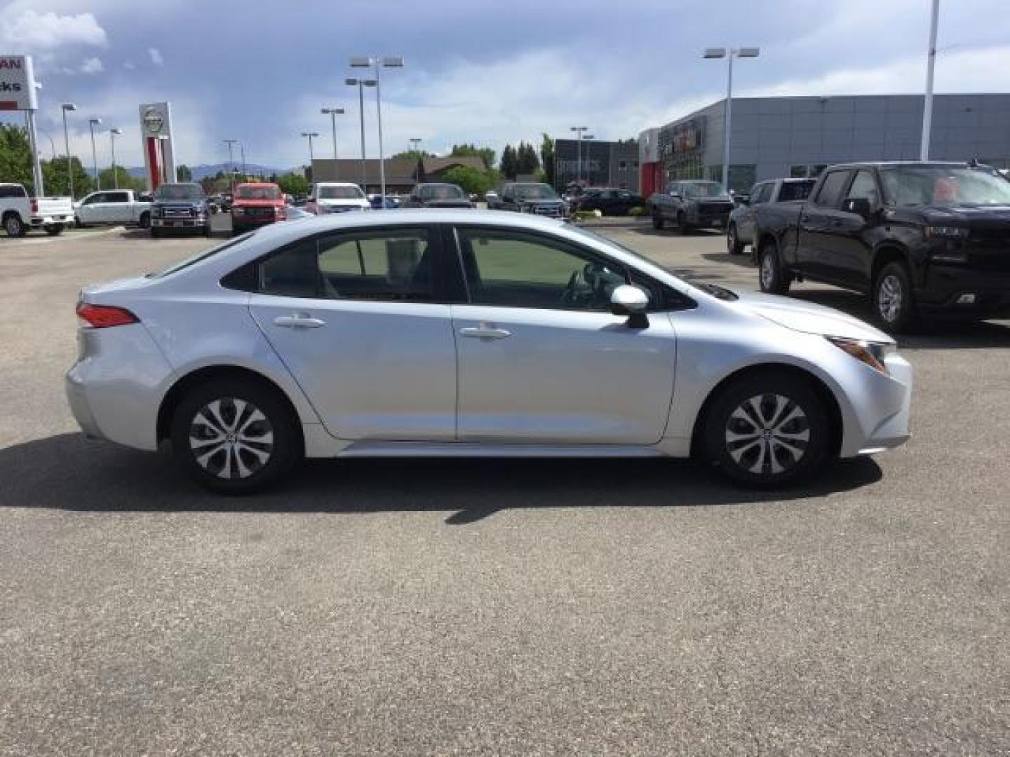 2022 SILVER /Gray, cloth Toyota Corolla LE Hybrid (JTDEAMDE3N3) with an 1.8L L4 DOHC 16V HYBRID engine, Automatic transmission, located at 1235 N Woodruff Ave., Idaho Falls, 83401, (208) 523-1053, 43.507172, -112.000488 - It is the HYBRID model with over 60 MPG!! The car comes with full sized rubber floor mats, a large touch screen display, blind spot monitor, newer tires with 90% tread, steering wheel mounted controls, push to start, back up camera, lane departure, collision avoidance, and so much more! At timberli - Photo#5