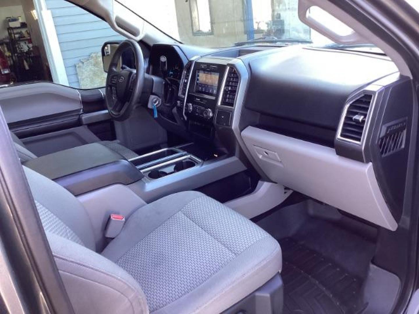 2015 GRAY /GRAY Ford F-150 XLT SuperCrew 5.5-ft. Bed 4WD (1FTEW1EF3FF) with an 5.0L V8 engine, 6-Speed Automatic transmission, located at 1235 N Woodruff Ave., Idaho Falls, 83401, (208) 523-1053, 43.507172, -112.000488 - Photo#20