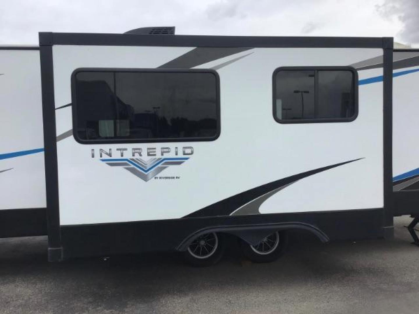 2021 WHITE Riverside RV INTREPID RB200 (59CCC2920ML) , located at 1235 N Woodruff Ave., Idaho Falls, 83401, (208) 523-1053, 43.507172, -112.000488 - 4 leveling jacks, stabilizer with heavy duty adjustable drop hitch, outdoor speakers and lights, power awning and slides, 500# rear cargo rack, new tires, campground cable tv hookup, multiple USB charging ports, easy access fire extinguisher, dual recliners with cup holders, Inno flame fireplace, ga - Photo#5