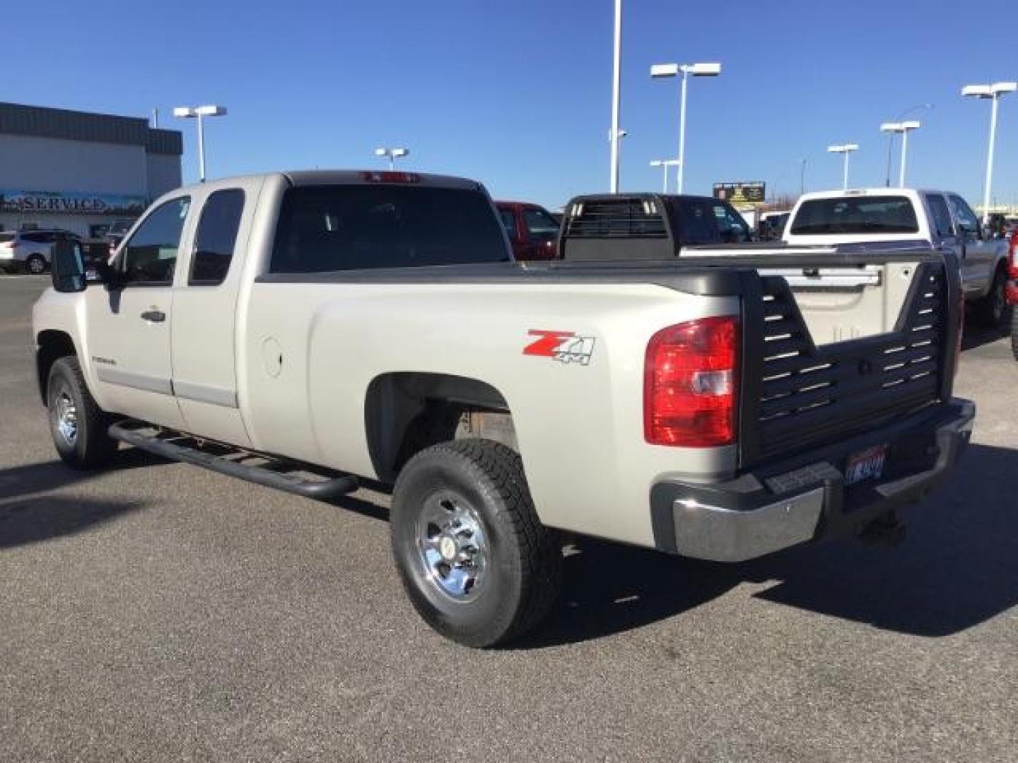 2007 SILVER /CLOTH Chevrolet Silverado 3500HD LT (1GCHK39657E) with an 6.6 engine, AUTOMATIC transmission, located at 1235 N Woodruff Ave., Idaho Falls, 83401, (208) 523-1053, 43.507172, -112.000488 - This 2007 Chevrolet 3500HD 4x4 LT, with the 6.6L diesel motor, cloth interior, cruise control, power locks, power windows, and AM/FM CD player. At Timberline Auto it is always easy to find a great deal on your next vehicle! Our experienced sales staff can help find the right vehicle that will fit - Photo#2