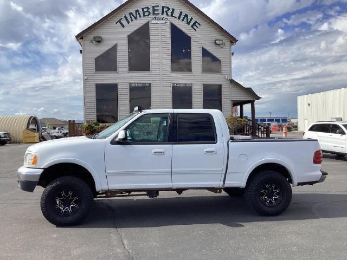 2001 WHITE /Medium Graphite Cloth Ford F-150 XLT SuperCrew 4WD (1FTRW08L51K) with an 5.4L V8 SOHC 16V engine, 4-Speed Automatic transmission, located at 1235 N Woodruff Ave., Idaho Falls, 83401, (208) 523-1053, 43.507172, -112.000488 - The 2001 Ford F-150 XLT 4x4 SuperCrew typically offers a range of features suitable for both work and everyday use. Here are some key features you can typically find in the 2001 Ford F-150 XLT 4x4 SuperCrew: Engine Options: The 2001 F-150 XLT SuperCrew usually offers a choice of engine options: 4. - Photo#2