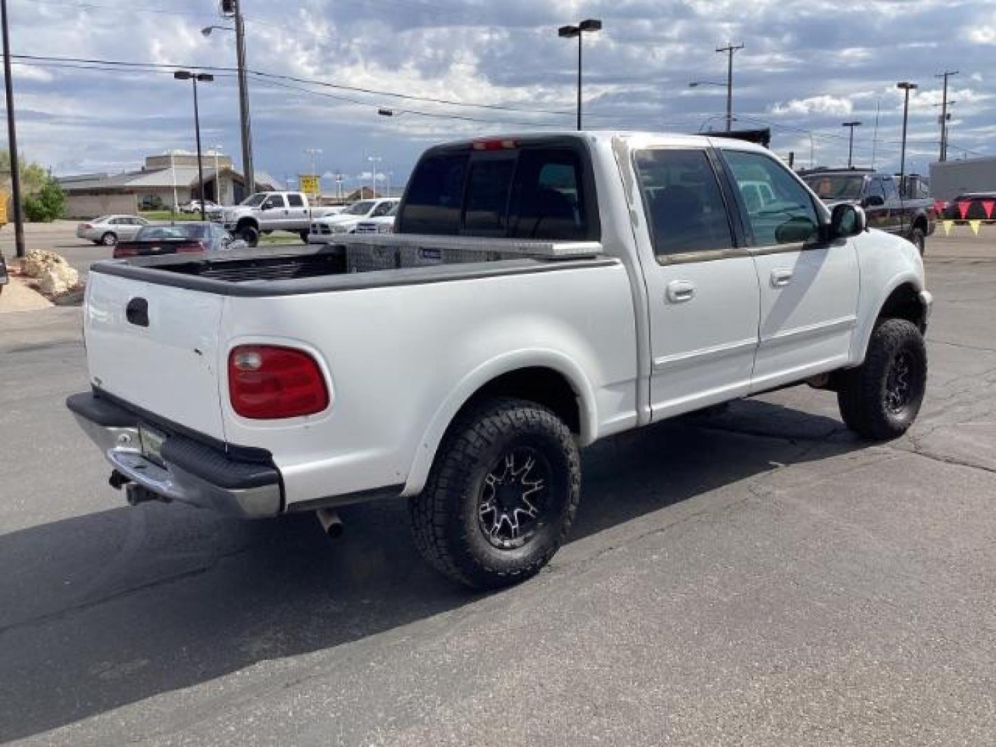 2001 WHITE /Medium Graphite Cloth Ford F-150 XLT SuperCrew 4WD (1FTRW08L51K) with an 5.4L V8 SOHC 16V engine, 4-Speed Automatic transmission, located at 1235 N Woodruff Ave., Idaho Falls, 83401, (208) 523-1053, 43.507172, -112.000488 - The 2001 Ford F-150 XLT 4x4 SuperCrew typically offers a range of features suitable for both work and everyday use. Here are some key features you can typically find in the 2001 Ford F-150 XLT 4x4 SuperCrew: Engine Options: The 2001 F-150 XLT SuperCrew usually offers a choice of engine options: 4. - Photo#4