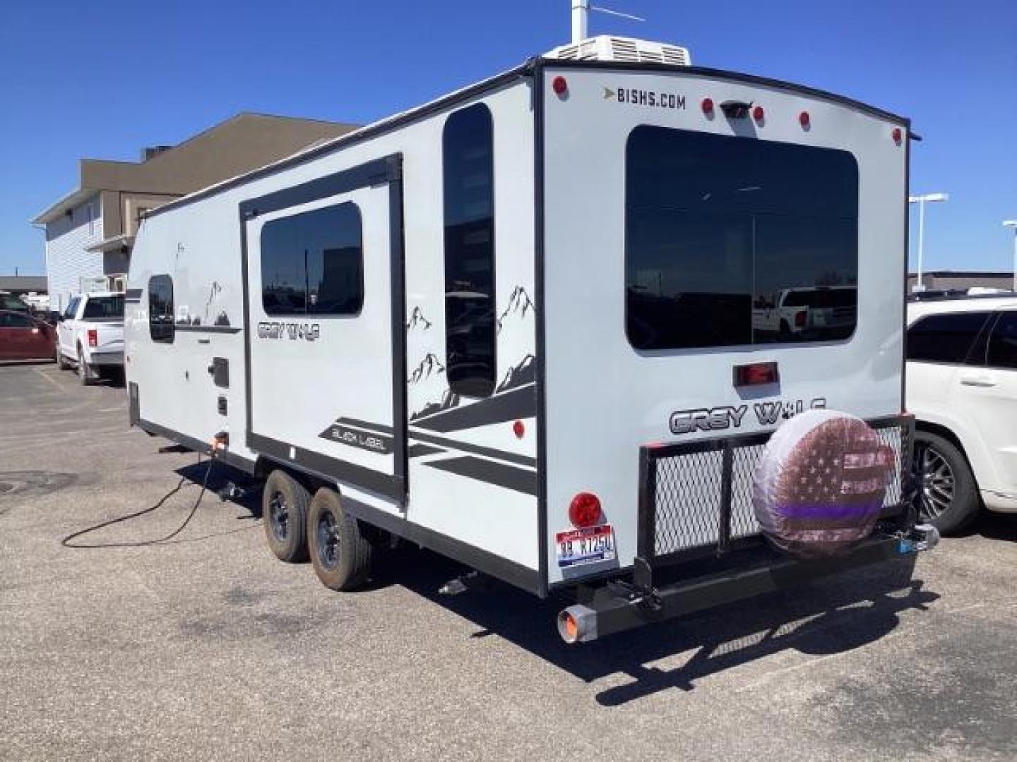 2021 SILVER Forest River GREY WOLF - (4X4TCKY2XMK) with an NA engine, NA transmission, located at 1235 N Woodruff Ave., Idaho Falls, 83401, (208) 523-1053, 43.507172, -112.000488 - Queen Bed: The Grey Wolf 23MKBC often features a queen-sized bed in the master bedroom, providing a comfortable sleeping space for two adults. Slide-Out Dinette: The trailer may include a slide-out dinette, which expands the living space when parked and provides additional seating and dining area. - Photo#4