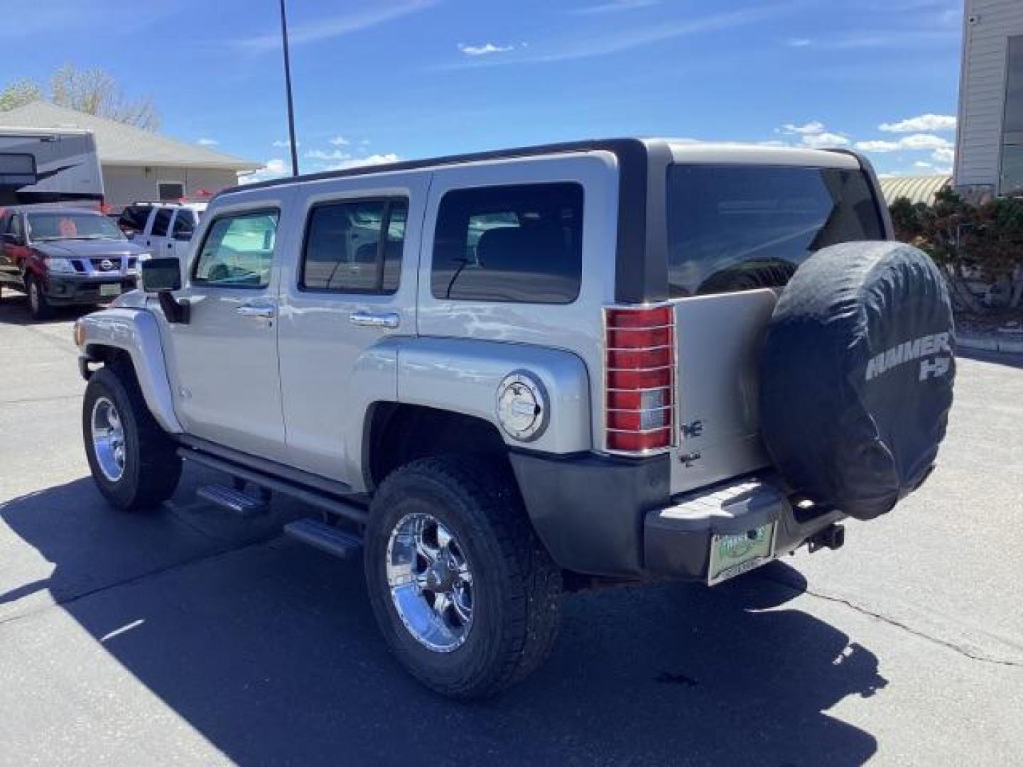 2006 Boulder Gray Metallic /Ebony Leather Interior Hummer H3 Sport Utility (5GTDN136268) with an 3.5L L5 DOHC 20V engine, 4-Speed Automatic transmission, located at 1235 N Woodruff Ave., Idaho Falls, 83401, (208) 523-1053, 43.507172, -112.000488 - The 2006 Hummer H3 was part of the Hummer lineup known for its rugged design and off-road capabilities. Here are some of its key features: Exterior Design: The H3 retained the iconic boxy design of the Hummer brand, with a rugged and aggressive appearance. It featured a wide stance and prominent wh - Photo#2