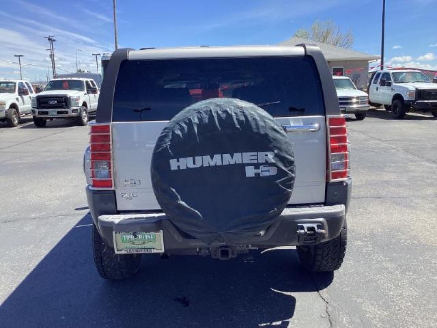 2006 Boulder Gray Metallic /Ebony Leather Interior Hummer H3 Sport Utility (5GTDN136268) with an 3.5L L5 DOHC 20V engine, 4-Speed Automatic transmission, located at 1235 N Woodruff Ave., Idaho Falls, 83401, (208) 523-1053, 43.507172, -112.000488 - The 2006 Hummer H3 was part of the Hummer lineup known for its rugged design and off-road capabilities. Here are some of its key features: Exterior Design: The H3 retained the iconic boxy design of the Hummer brand, with a rugged and aggressive appearance. It featured a wide stance and prominent wh - Photo#3