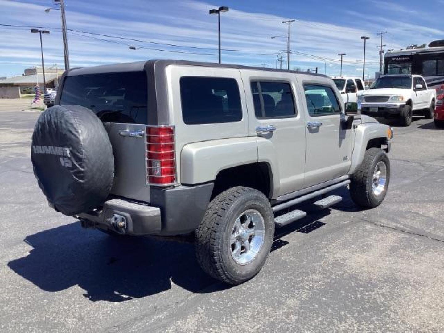 2006 Boulder Gray Metallic /Ebony Leather Interior Hummer H3 Sport Utility (5GTDN136268) with an 3.5L L5 DOHC 20V engine, 4-Speed Automatic transmission, located at 1235 N Woodruff Ave., Idaho Falls, 83401, (208) 523-1053, 43.507172, -112.000488 - The 2006 Hummer H3 was part of the Hummer lineup known for its rugged design and off-road capabilities. Here are some of its key features: Exterior Design: The H3 retained the iconic boxy design of the Hummer brand, with a rugged and aggressive appearance. It featured a wide stance and prominent wh - Photo#4