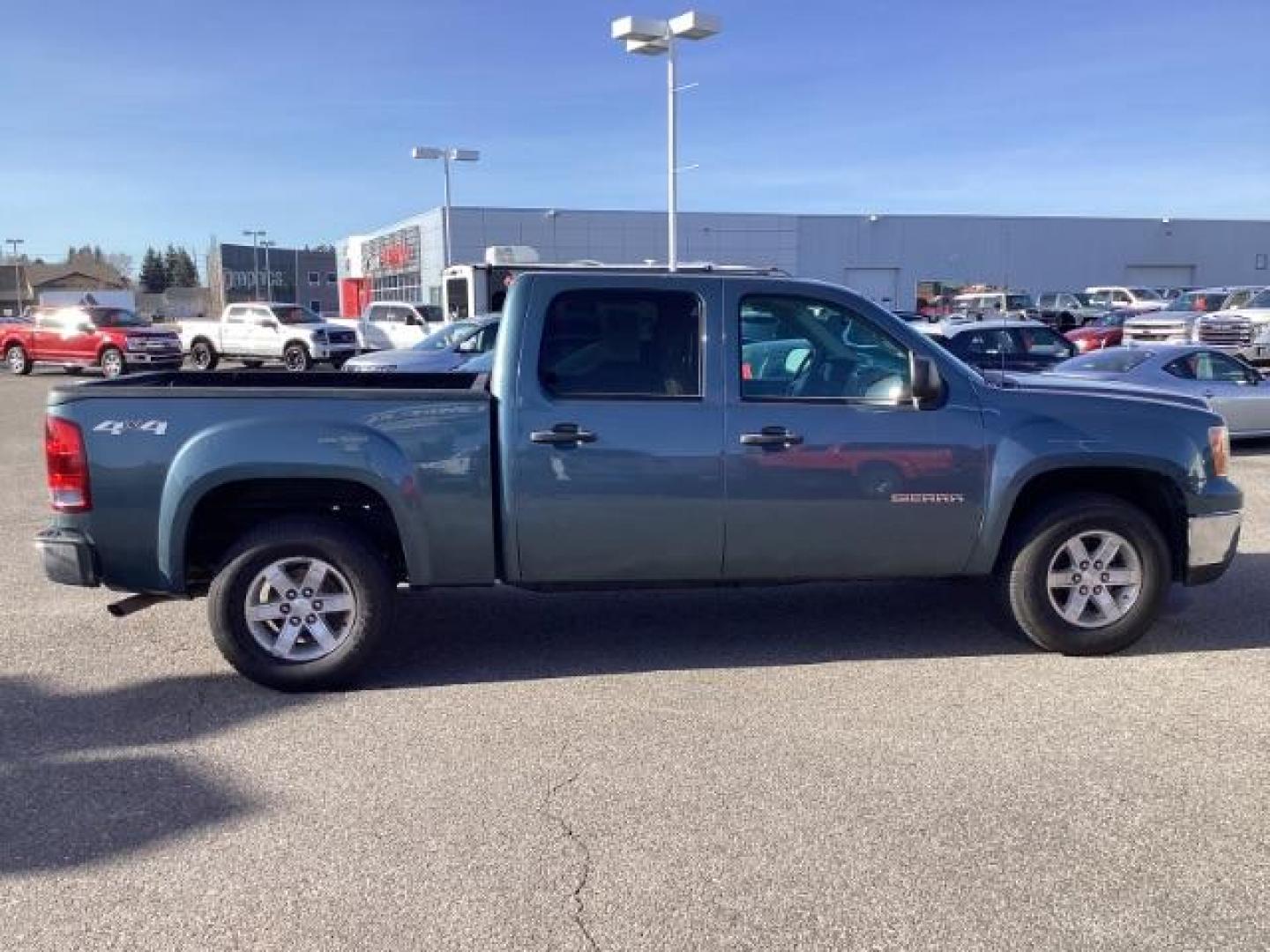 2011 Midnight Blue Metallic /Ebony Cloth Interior GMC Sierra 1500 SLE Crew Cab 4WD (3GTP2VE36BG) with an 5.3L V8 OHV 16V FFV engine, 6-Speed Automatic transmission, located at 1235 N Woodruff Ave., Idaho Falls, 83401, (208) 523-1053, 43.507172, -112.000488 - Photo#5