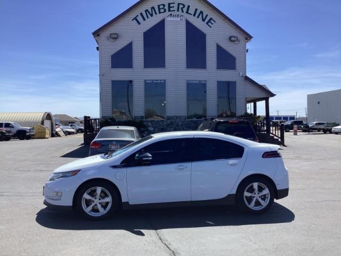 2013 WHITE Chevrolet Volt Premium (1G1RB6E48DU) with an 1.4L L4 DOHC 16V PLUG-IN HYBRID engine, Continuously Variable Transmission transmission, located at 1235 N Woodruff Ave., Idaho Falls, 83401, (208) 523-1053, 43.507172, -112.000488 - The 2013 Chevrolet Volt Premium is a plug-in hybrid electric vehicle (PHEV) known for its innovative technology, efficient drivetrain, and practical features. Here are the key features you might find on the 2013 Chevrolet Volt Premium: Electric Drive Unit: The Volt is primarily powered by an electr - Photo#1