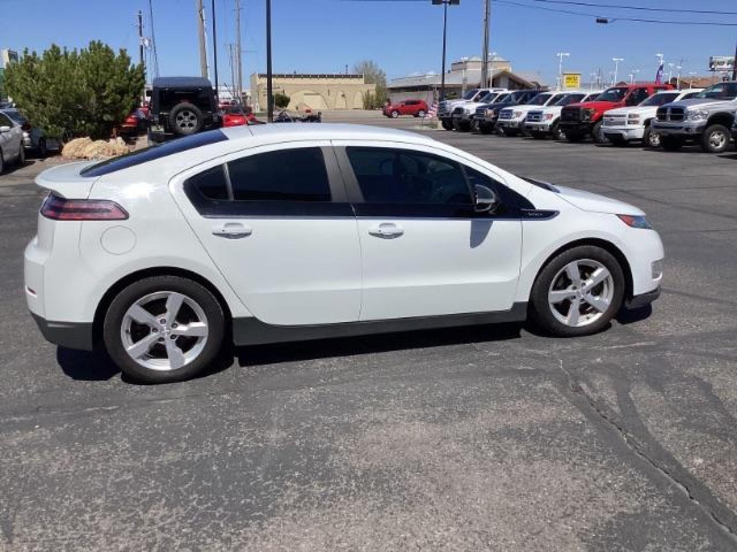 2013 WHITE Chevrolet Volt Premium (1G1RB6E48DU) with an 1.4L L4 DOHC 16V PLUG-IN HYBRID engine, Continuously Variable Transmission transmission, located at 1235 N Woodruff Ave., Idaho Falls, 83401, (208) 523-1053, 43.507172, -112.000488 - The 2013 Chevrolet Volt Premium is a plug-in hybrid electric vehicle (PHEV) known for its innovative technology, efficient drivetrain, and practical features. Here are the key features you might find on the 2013 Chevrolet Volt Premium: Electric Drive Unit: The Volt is primarily powered by an electr - Photo#5