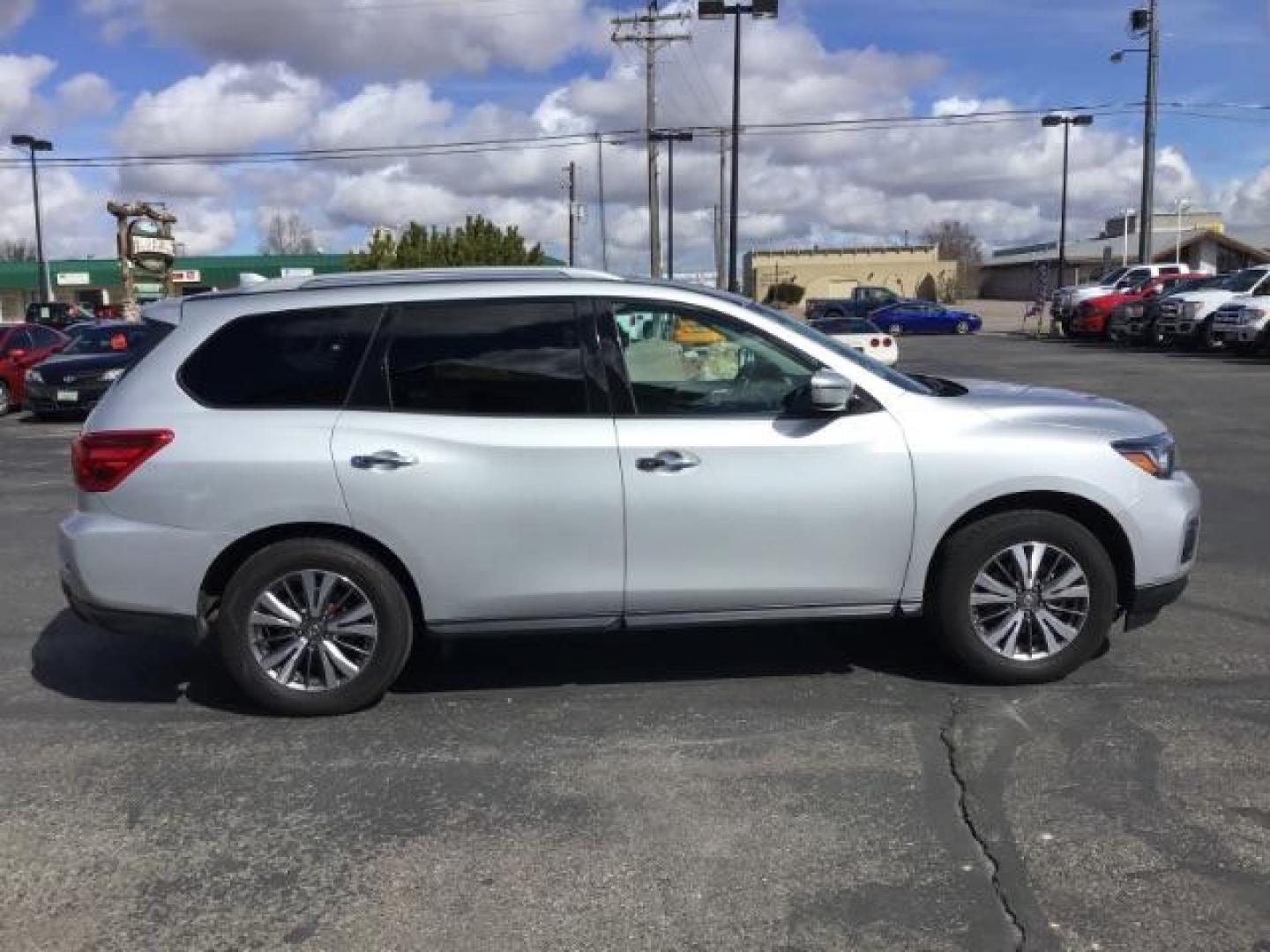 2019 Nissan Pathfinder NA (5N1DR2MN3KC) , located at 1235 N Woodruff Ave., Idaho Falls, 83401, (208) 523-1053, 43.507172, -112.000488 - Photo#4