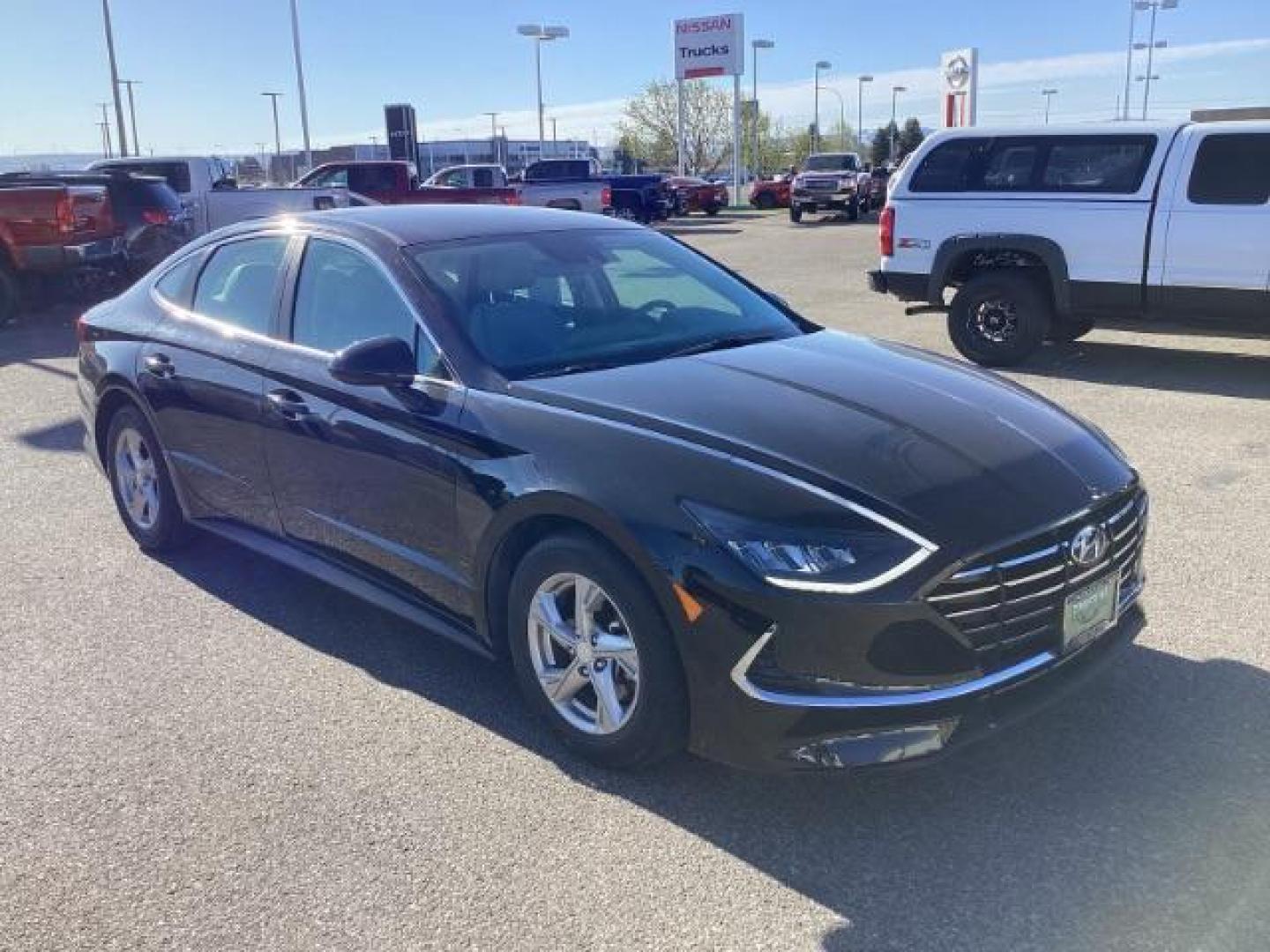 2020 BLACK /CLOTH Hyundai Sonata SE (5NPEG4JA2LH) with an 2.5L L4 DOHC 16V engine, 8-Speed Automatic transmission, located at 1235 N Woodruff Ave., Idaho Falls, 83401, (208) 523-1053, 43.507172, -112.000488 - The 2020 Sonata featured a completely redesigned exterior, characterized by a sleek coupe-like profile and Hyundai's Sensuous Sportiness design philosophy. It had a prominent front grille, LED headlights, and a fastback-style roofline, giving it a more upscale and dynamic appearance compared to its - Photo#7