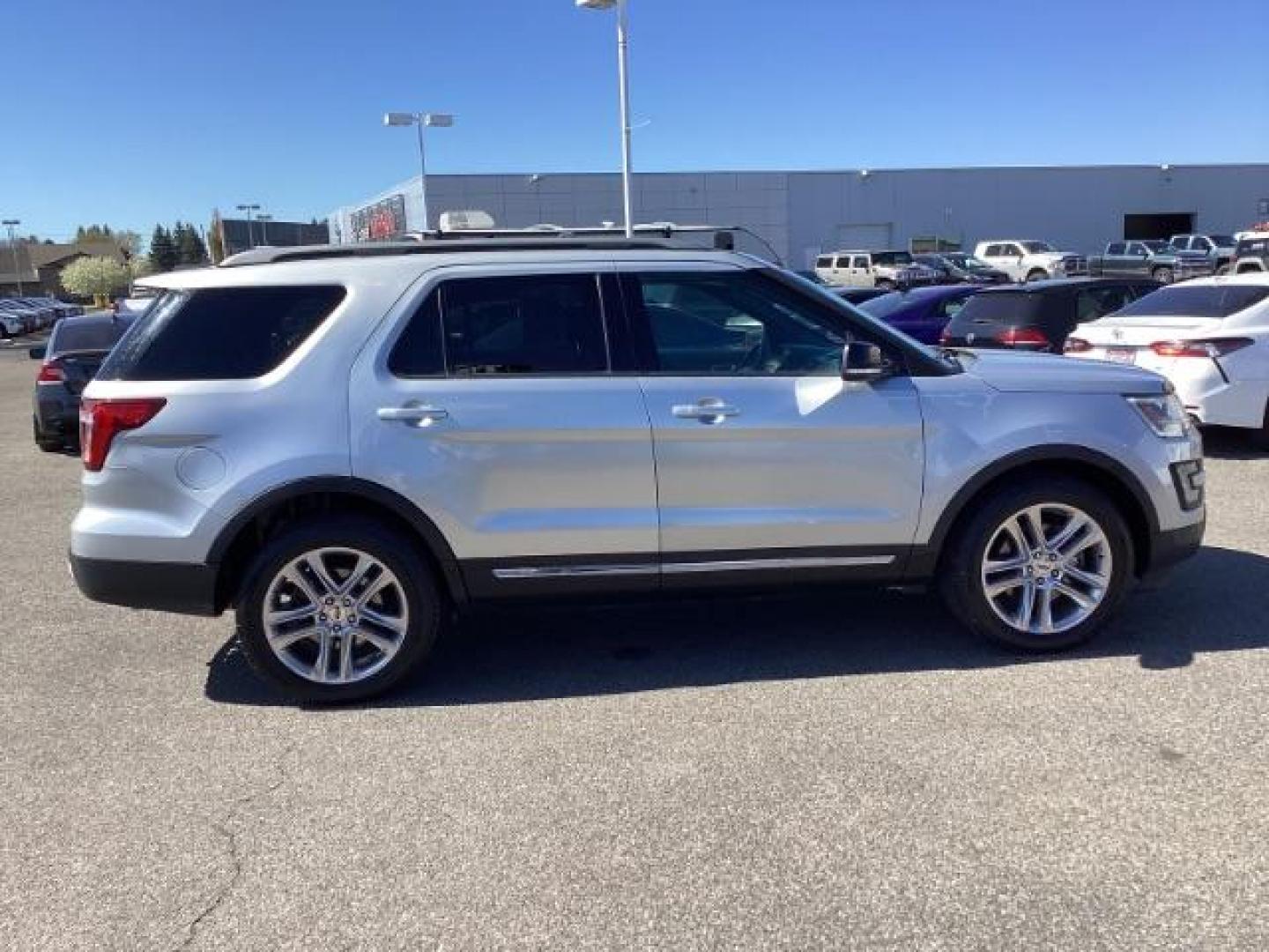 2017 Ingot Silver Metallic /Dark Earth w/Ebony Black, leather/sueded microfibe Ford Explorer XLT 4WD (1FM5K8D87HG) with an 3.5L V6 DOHC 24V engine, 6-Speed Automatic transmission, located at 1235 N Woodruff Ave., Idaho Falls, 83401, (208) 523-1053, 43.507172, -112.000488 - The 2017 Ford Explorer XLT 4x4 is a midsize SUV known for its versatility, comfort, and modern features. Here are the key features you can typically find in the 2017 Ford Explorer XLT 4x4: Four-Wheel Drive System: The Explorer XLT 4x4 comes equipped with a capable four-wheel-drive system, providin - Photo#4