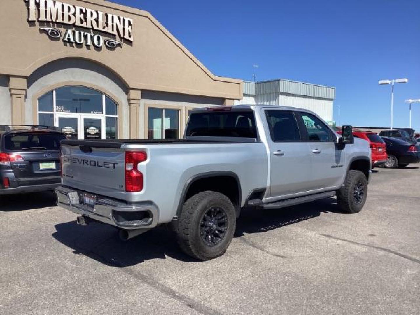 2021 SILVER /Jet Black, leather Chevrolet Silverado 2500HD LT Crew Cab Short Box 4WD (1GC4YNEY1MF) with an 6.6L V8 OHV 16V DIESEL engine, 6-Speed Automatic transmission, located at 1235 N Woodruff Ave., Idaho Falls, 83401, (208) 523-1053, 43.507172, -112.000488 - Photo#4