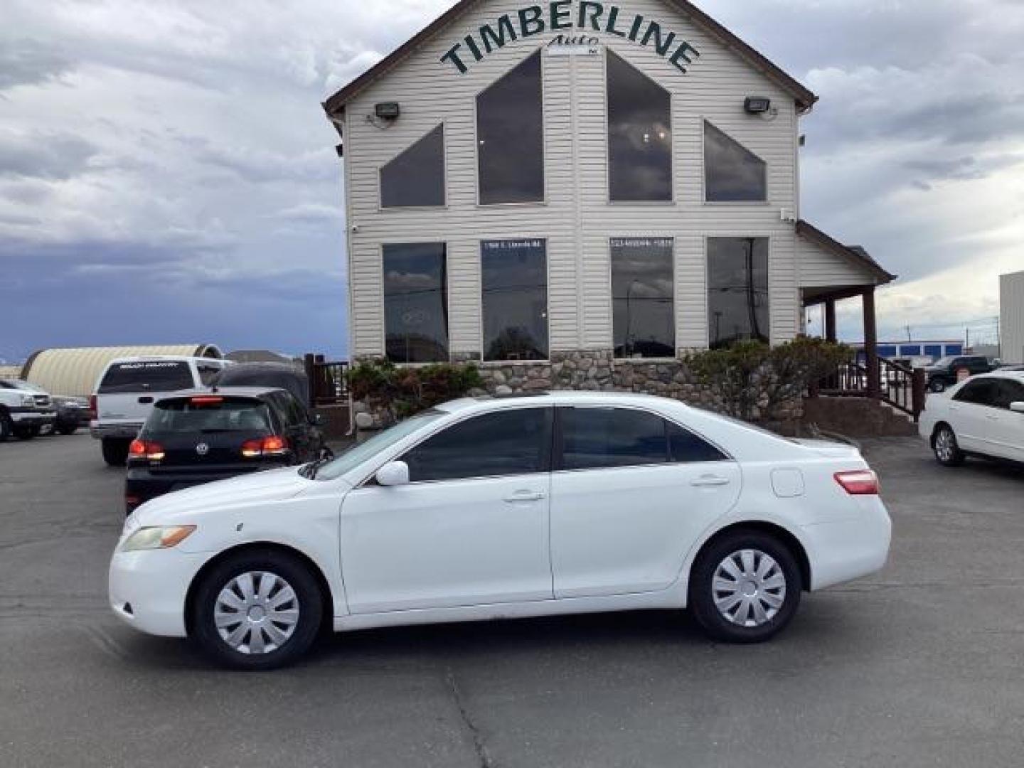 2008 Super White /Ash Cloth Interior Toyota Camry LE 5-Spd AT (4T4BE46K48R) with an 2.4L L4 DOHC 16V engine, 5-Speed Automatic transmission, located at 1235 N Woodruff Ave., Idaho Falls, 83401, (208) 523-1053, 43.507172, -112.000488 - The 2008 Toyota Camry LE is a midsize sedan known for its reliability, comfort, and practicality. Here are the key features you might find on the 2008 Toyota Camry LE: Engine: Typically equipped with a 2.4-liter inline-four engine producing around 158 horsepower and 161 lb-ft of torque, paired with - Photo#1