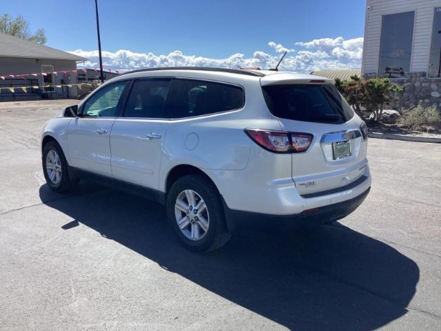 2014 White Diamond Tricoat /Ebony Chevrolet Traverse 2LT AWD (1GNKVHKD1EJ) with an 3.6L V6 DOHC 24V engine, 6-Speed Automatic transmission, located at 1235 N Woodruff Ave., Idaho Falls, 83401, (208) 523-1053, 43.507172, -112.000488 - The 2014 Chevrolet Traverse 2LT AWD is a midsize SUV known for its spacious interior, comfortable ride, and ample cargo space. Here are some of its key features: Engine: It typically comes with a 3.6-liter V6 engine that produces around 281 horsepower, paired with a 6-speed automatic transmission. - Photo#2