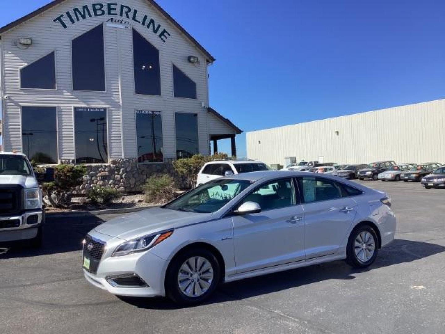 2017 Ion Silver /Gray, premium cloth Hyundai Sonata Hybrid SE (KMHE24L10HA) with an 2.0L L4 DOHC 16V HYBRID engine, 6-Speed Automatic transmission, located at 1235 N Woodruff Ave., Idaho Falls, 83401, (208) 523-1053, 43.507172, -112.000488 - The 2017 Hyundai Sonata Hybrid SE was a well-equipped hybrid sedan that offered a range of features aimed at comfort, convenience, and efficiency. Here are some of the key features commonly found on the 2017 Hyundai Sonata Hybrid SE: Hybrid Powertrain: The Sonata Hybrid SE featured a hybrid powertr - Photo#0