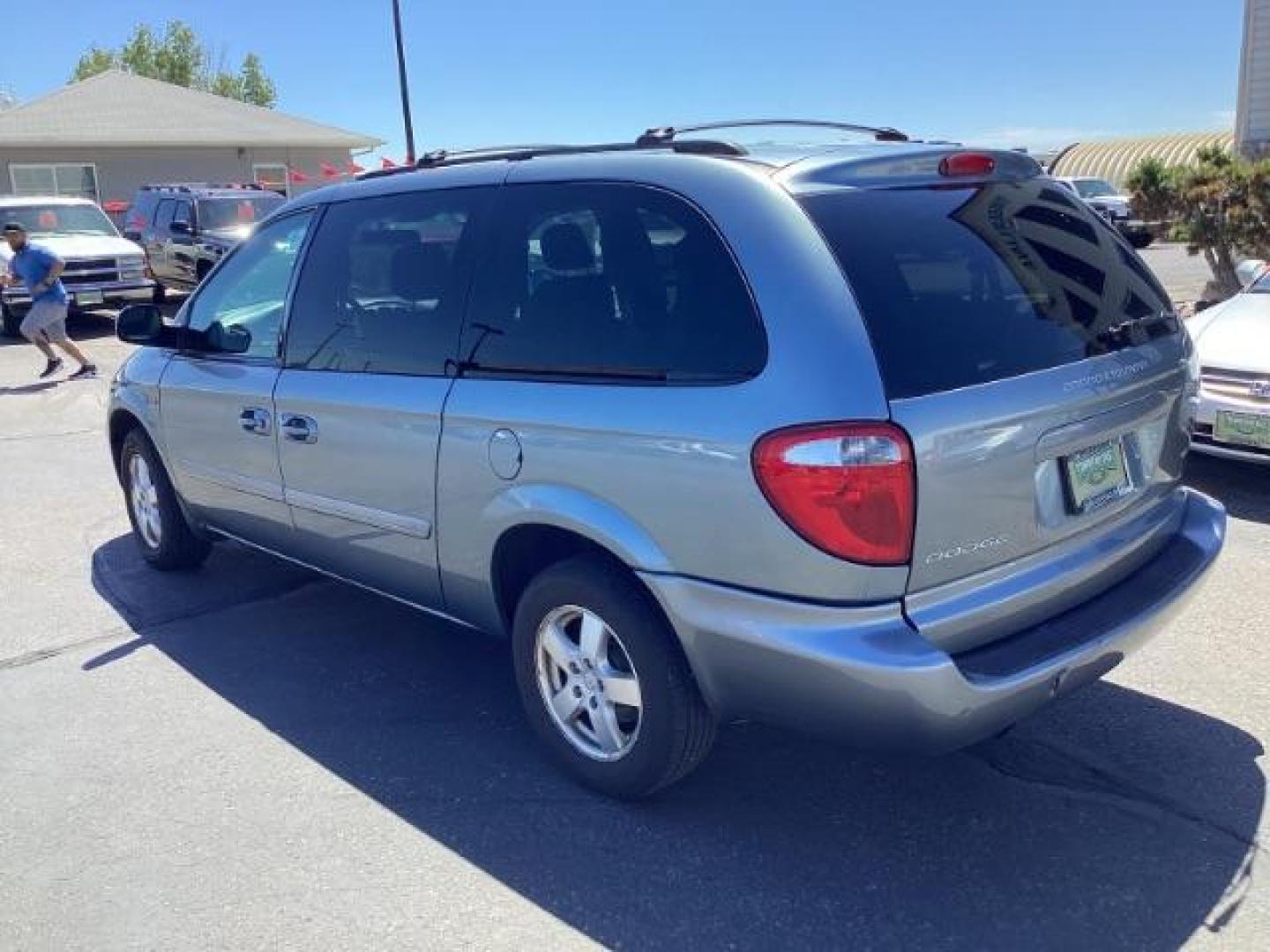 2007 Magnesium Pearl Dodge Grand Caravan SXT (2D4GP44LX7R) with an 3.8L V6 OHV 12V engine, 4-Speed Automatic transmission, located at 1235 N Woodruff Ave., Idaho Falls, 83401, (208) 523-1053, 43.507172, -112.000488 - The 2007 Dodge Caravan SXT is a versatile minivan that provides a comfortable ride, ample interior space, and a variety of features suited for family use. Here are the key features of the 2007 Dodge Caravan SXT: Engine and Performance Engine: 3.8-liter V6 Horsepower: 200 hp @ 5,200 rpm Torque: 235 - Photo#2