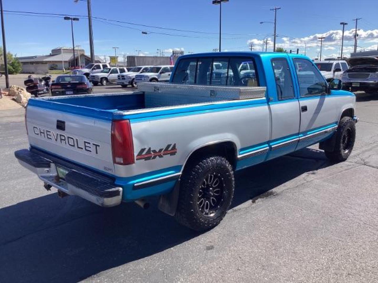 1991 Chevrolet C/K 1500 Ext. Cab 6.5-ft. Bed 4WD (2GCEK19Z1M1) with an 4.3L V6 OHV 12V engine, 4-Speed Automatic transmission, located at 1235 N Woodruff Ave., Idaho Falls, 83401, (208) 523-1053, 43.507172, -112.000488 - The 1991 Chevrolet 1500 4x4 with a manual transmission offered a robust and capable driving experience. Here are the key features commonly found on this model: Manual Transmission: The manual transmission option typically included a 5-speed manual gearbox, providing drivers with direct control over - Photo#4