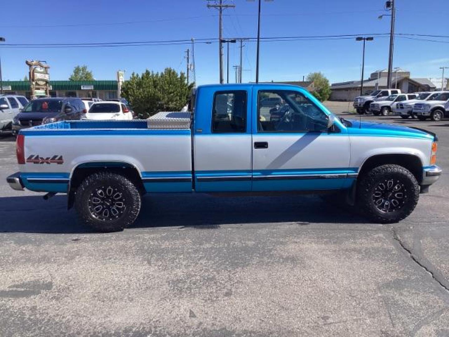 1991 Chevrolet C/K 1500 Ext. Cab 6.5-ft. Bed 4WD (2GCEK19Z1M1) with an 4.3L V6 OHV 12V engine, 4-Speed Automatic transmission, located at 1235 N Woodruff Ave., Idaho Falls, 83401, (208) 523-1053, 43.507172, -112.000488 - The 1991 Chevrolet 1500 4x4 with a manual transmission offered a robust and capable driving experience. Here are the key features commonly found on this model: Manual Transmission: The manual transmission option typically included a 5-speed manual gearbox, providing drivers with direct control over - Photo#5