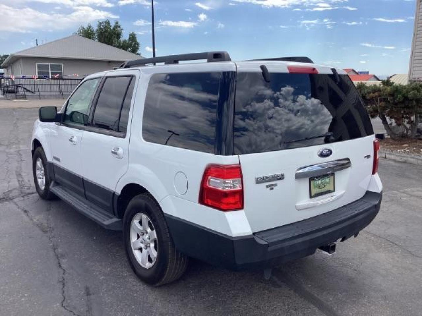 2007 Oxford White Ford Expedition XLT 4WD (1FMFU16537L) with an 5.4L V8 SOHC 16V engine, 6-Speed Automatic transmission, located at 1235 N Woodruff Ave., Idaho Falls, 83401, (208) 523-1053, 43.507172, -112.000488 - Photo#4