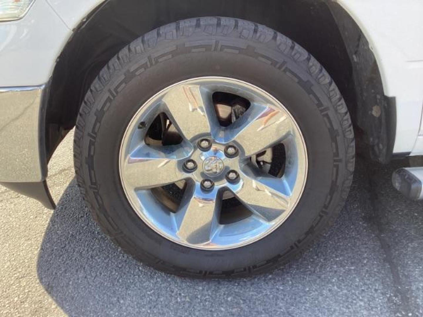 2016 WHITE /Black/Diesel Gray, cloth RAM 1500 SLT Crew Cab LWB 4WD (1C6RR7TT6GS) with an 5.7L V8 OHV 16V engine, 8-Speed Automatic transmission, located at 1235 N Woodruff Ave., Idaho Falls, 83401, (208) 523-1053, 43.507172, -112.000488 - Photo#33