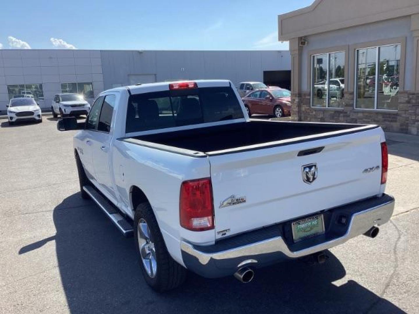 2016 WHITE /Black/Diesel Gray, cloth RAM 1500 SLT Crew Cab LWB 4WD (1C6RR7TT6GS) with an 5.7L V8 OHV 16V engine, 8-Speed Automatic transmission, located at 1235 N Woodruff Ave., Idaho Falls, 83401, (208) 523-1053, 43.507172, -112.000488 - Photo#3