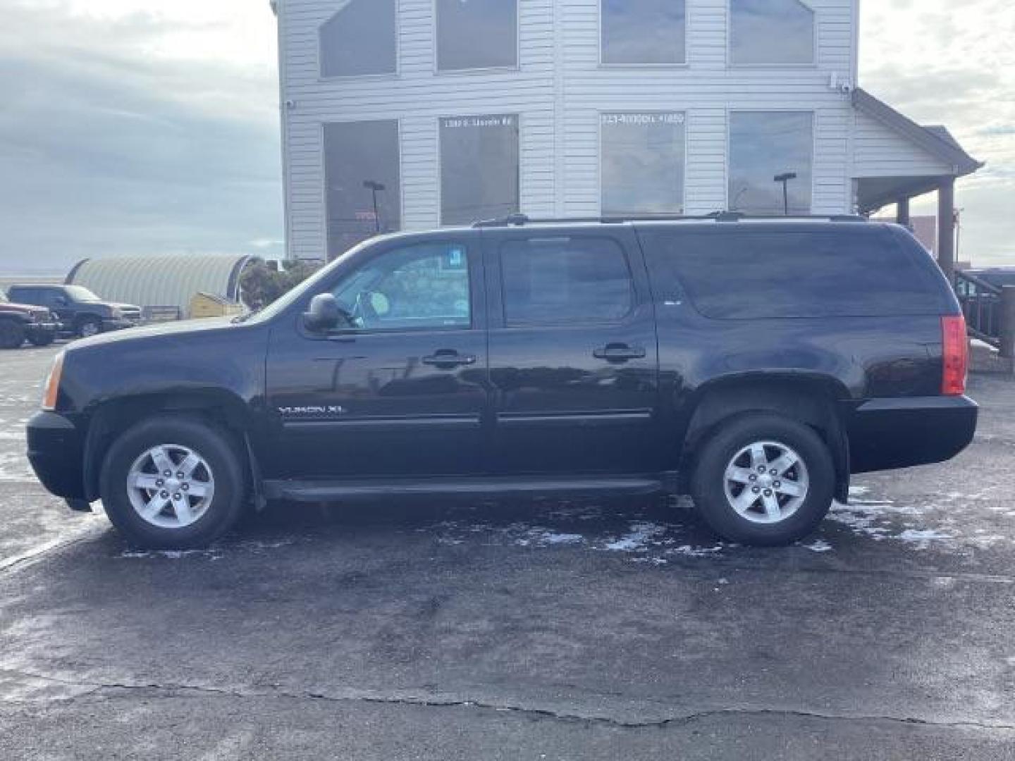 2014 Onyx Black GMC Yukon XL SLT 1/2 Ton 4WD (1GKS2KE75ER) with an 5.3L V8 OHV 16V FFV engine, 6-Speed Automatic transmission, located at 1235 N Woodruff Ave., Idaho Falls, 83401, (208) 523-1053, 43.507172, -112.000488 - Photo#2