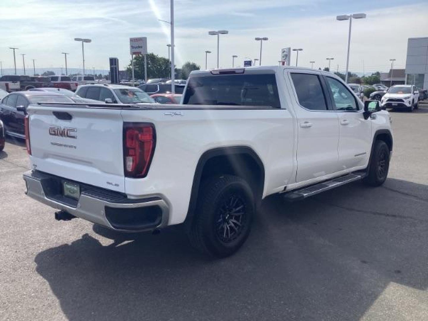 2020 Summit White /Jet Black, cloth GMC Sierra 1500 SLE Crew Cab Short Box 4WD (1GTU9BEDXLZ) with an 5.3L V8 OHV 16V engine, 6-Speed Automatic transmission, located at 1235 N Woodruff Ave., Idaho Falls, 83401, (208) 523-1053, 43.507172, -112.000488 - Photo#5