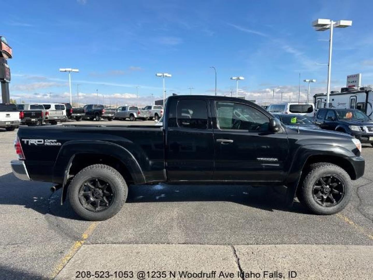 2015 BLACK /CLOTH Toyota Tacoma Access Cab V6 5AT 4WD (5TFUU4EN4FX) with an 4.0L V6 DOHC 24V engine, AUTOMATIC transmission, located at 1235 N Woodruff Ave., Idaho Falls, 83401, (208) 523-1053, 43.507172, -112.000488 - Photo#6