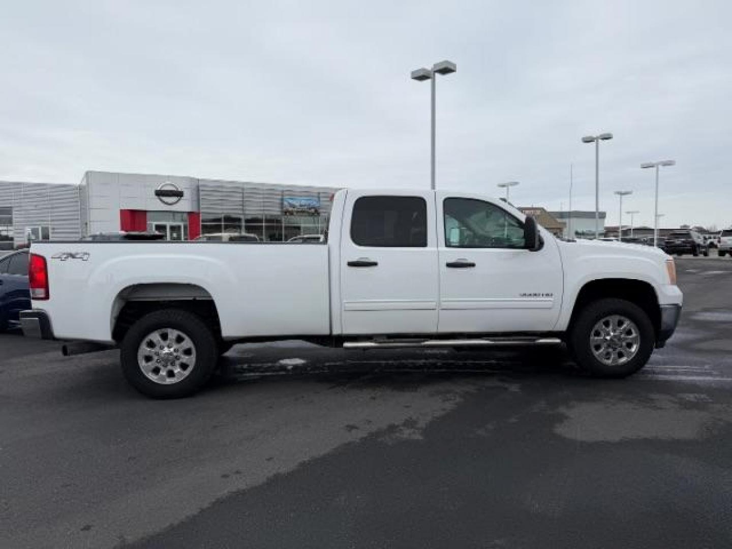 2013 Summit White /Ebony Cloth Interior GMC Sierra 3500HD SLE Crew Cab Long Box 4WD (1GT423C80DF) with an 6.6L V8 32V OHV DIESEL engine, 6-Speed Automatic transmission, located at 1235 N Woodruff Ave., Idaho Falls, 83401, (208) 523-1053, 43.507172, -112.000488 - Photo#5