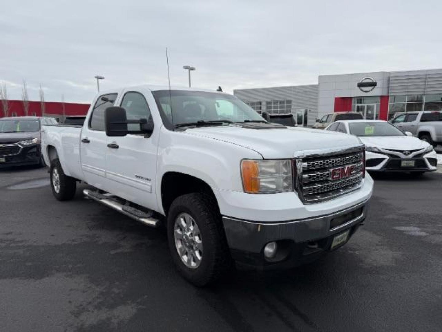 2013 Summit White /Ebony Cloth Interior GMC Sierra 3500HD SLE Crew Cab Long Box 4WD (1GT423C80DF) with an 6.6L V8 32V OHV DIESEL engine, 6-Speed Automatic transmission, located at 1235 N Woodruff Ave., Idaho Falls, 83401, (208) 523-1053, 43.507172, -112.000488 - Photo#6