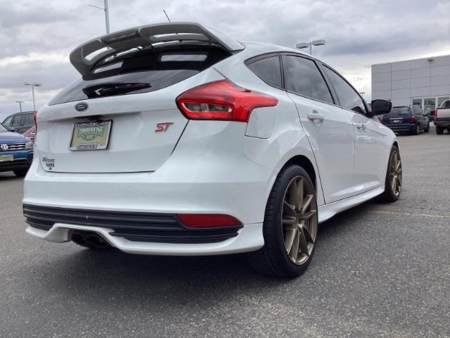 2018 Oxford White /Charcoal Black, cloth Ford Focus ST Hatch (1FADP3L96JL) with an 2.0L L4 DOHC 16V engine, 6-Speed Manua transmission, located at 1235 N Woodruff Ave., Idaho Falls, 83401, (208) 523-1053, 43.507172, -112.000488 - Photo#5