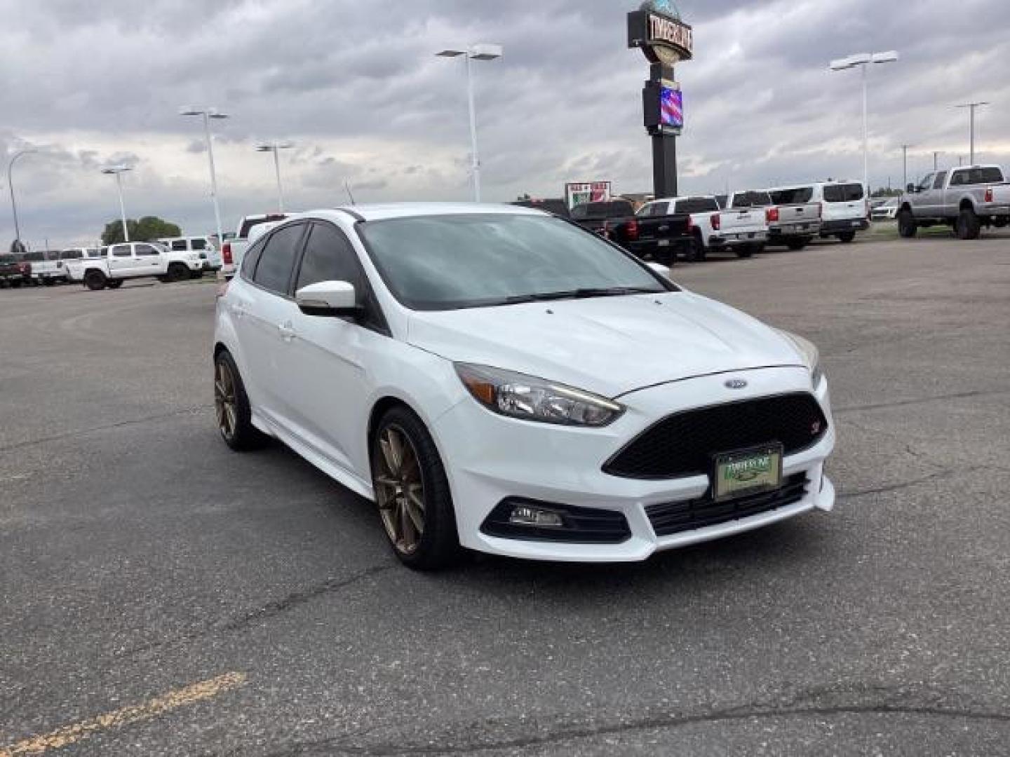 2018 Oxford White /Charcoal Black, cloth Ford Focus ST Hatch (1FADP3L96JL) with an 2.0L L4 DOHC 16V engine, 6-Speed Manua transmission, located at 1235 N Woodruff Ave., Idaho Falls, 83401, (208) 523-1053, 43.507172, -112.000488 - Photo#6