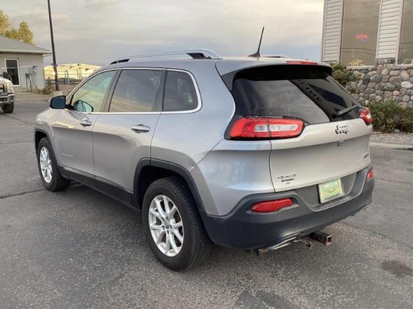 2018 Jeep Cherokee Latitude Plus 4WD (1C4PJMLX4JD) with an 3.2L V6 DOHC 24V engine, 9-Speed Automatic transmission, located at 1235 N Woodruff Ave., Idaho Falls, 83401, (208) 523-1053, 43.507172, -112.000488 - Photo#4