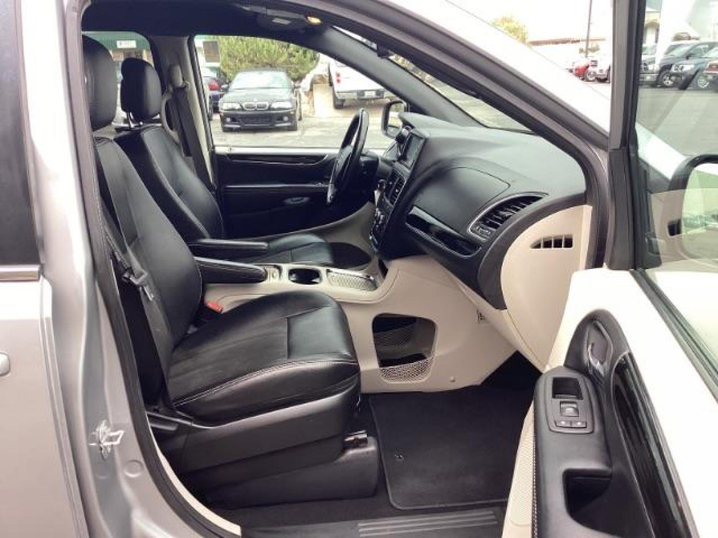 2019 SILVER /Black, leather/suede Dodge Grand Caravan SXT (2C4RDGCGXKR) with an 3.6L V6 DOHC 24V engine, 6-Speed Automatic transmission, located at 1235 N Woodruff Ave., Idaho Falls, 83401, (208) 523-1053, 43.507172, -112.000488 - Photo#18