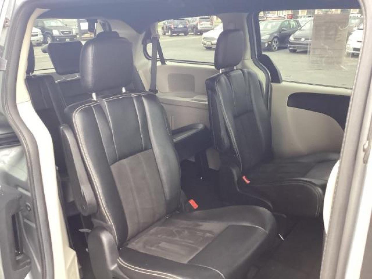 2019 SILVER /Black, leather/suede Dodge Grand Caravan SXT (2C4RDGCGXKR) with an 3.6L V6 DOHC 24V engine, 6-Speed Automatic transmission, located at 1235 N Woodruff Ave., Idaho Falls, 83401, (208) 523-1053, 43.507172, -112.000488 - Photo#20