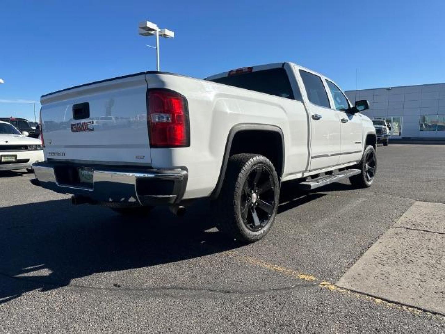 2015 Summit White /Cocoa/Dune, leather GMC Sierra 1500 SLT Crew Cab Short Box 4WD (3GTU2VEJ6FG) with an 6.2L V8 OHV 16V engine, 6-Speed Automatic transmission, located at 1235 N Woodruff Ave., Idaho Falls, 83401, (208) 523-1053, 43.507172, -112.000488 - Photo#5