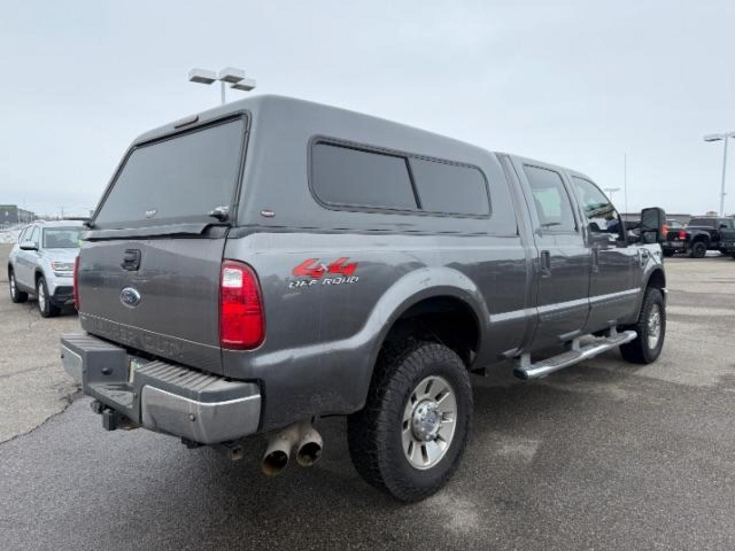 2008 GRAY /Medium Stone Cloth Interior Ford F-350 SD XLT Crew Cab 4WD (1FTWW31R48E) with an 6.4L V8 OHV 32V TURBO DIESEL engine, 5-Speed Automatic transmission, located at 1235 N Woodruff Ave., Idaho Falls, 83401, (208) 523-1053, 43.507172, -112.000488 - Photo#4