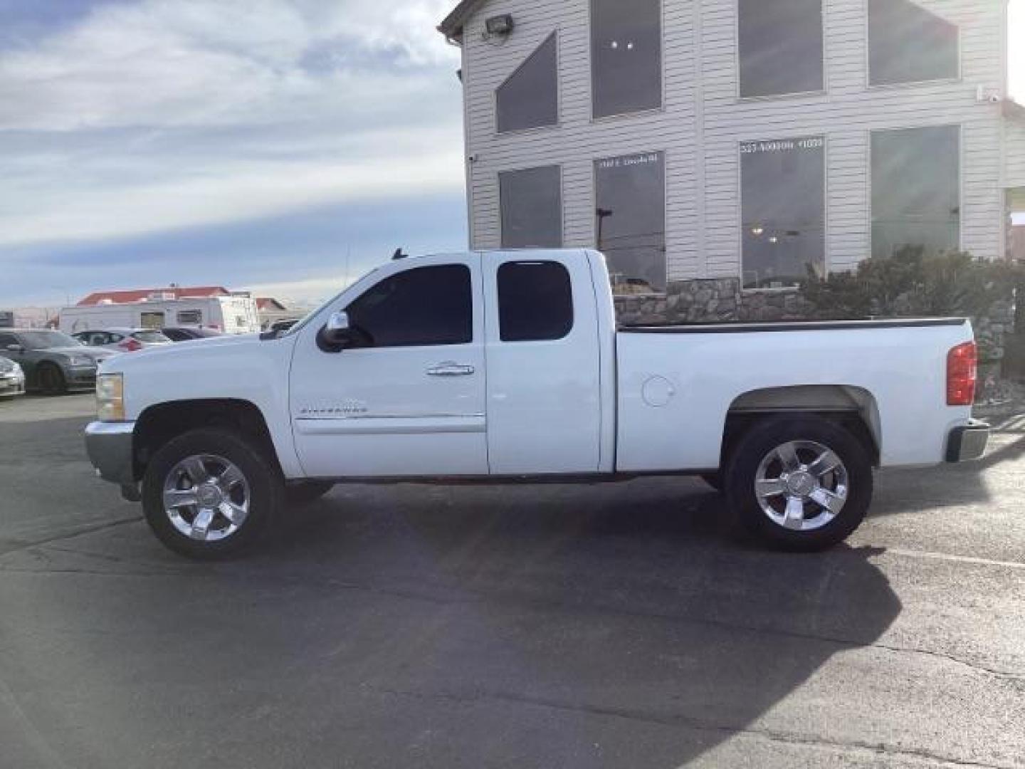 2013 Chevrolet Silverado 1500 LT Ext. Cab 4WD (1GCRKSE78DZ) with an 5.3L V8 OHV 16V FFV engine, located at 1235 N Woodruff Ave., Idaho Falls, 83401, (208) 523-1053, 43.507172, -112.000488 - Photo#2