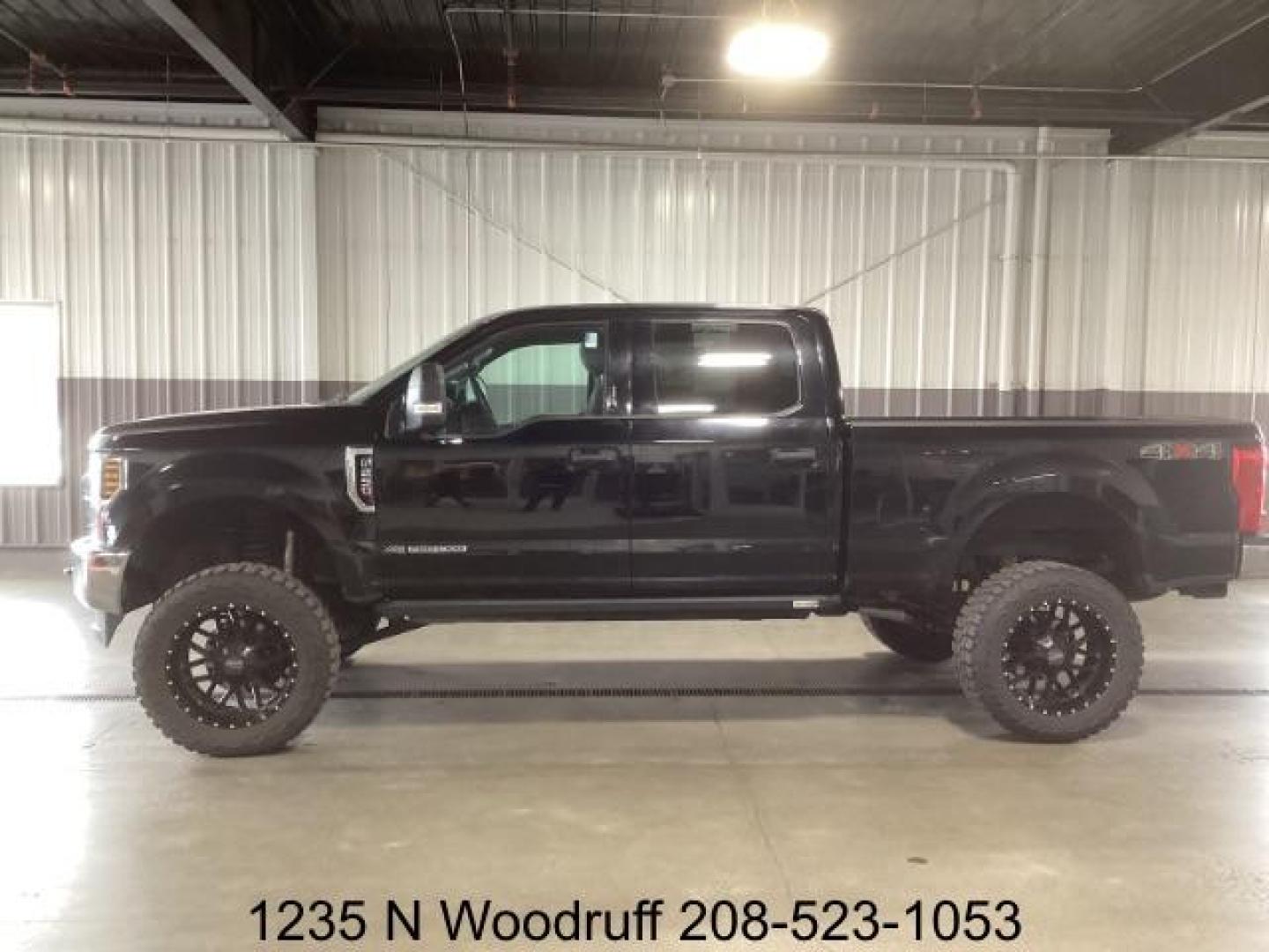 2018 Shadow Black /Medium Earth Gray, cloth Ford F-250 SD XLT Crew Cab 4WD (1FT7W2BT4JE) with an 6.7L V8 OHV 16V DIESEL engine, 6-Speed Automatic transmission, located at 1235 N Woodruff Ave., Idaho Falls, 83401, (208) 523-1053, 43.507172, -112.000488 - Photo#1