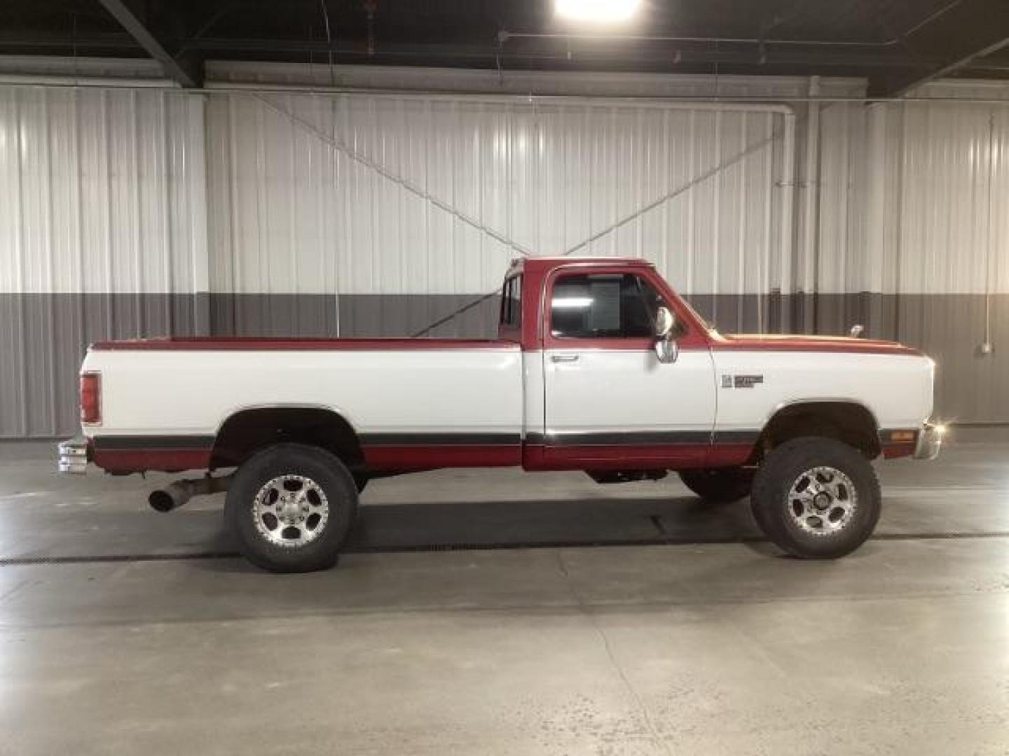 1989 RED/WHITE /CLOTH Dodge W250 Reg. Cab 8-ft. Bed 4WD (1B7KM2686KS) with an 5.9L L6 OHV 12V TURBO DIESEL engine, 3-Speed Automatic transmission, located at 1235 N Woodruff Ave., Idaho Falls, 83401, (208) 523-1053, 43.507172, -112.000488 - Photo#4