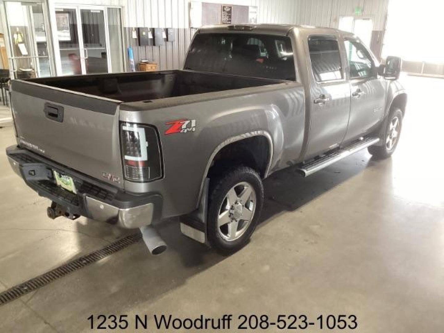 2013 Quicksilver Metallic /Ebony Leather Interior GMC Sierra 2500HD SLT Crew Cab 4WD (1GT121C8XDF) with an 6.6L V8 OHV 32V TURBO DIESEL engine, 6-Speed Automatic transmission, located at 1235 N Woodruff Ave., Idaho Falls, 83401, (208) 523-1053, 43.507172, -112.000488 - Photo#4