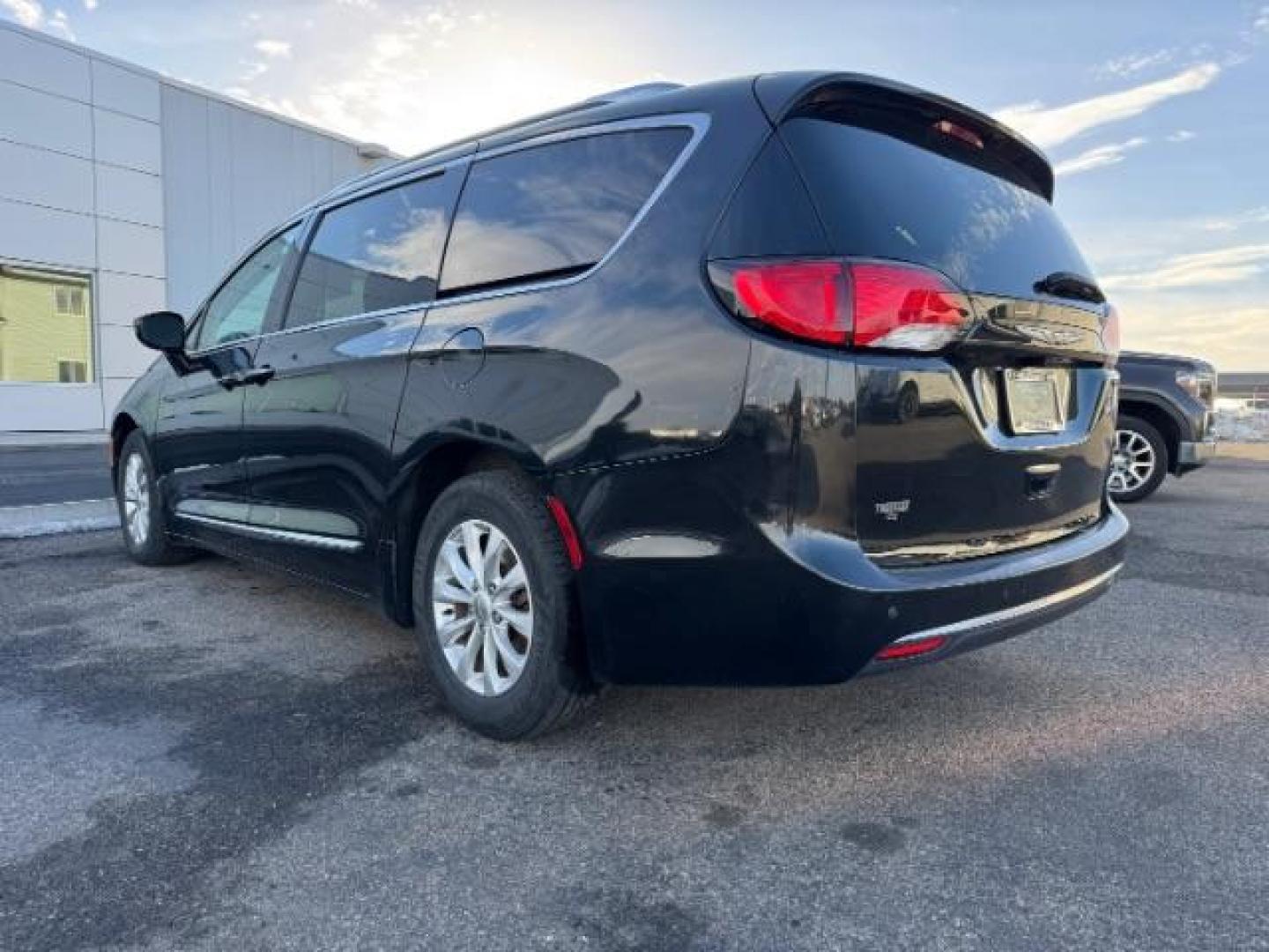 2018 BLACK /Black/Alloy, leather Chrysler Pacifica Touring-L (2C4RC1BG2JR) with an 3.6L V6 DOHC 24V engine, 9-Speed Automatic transmission, located at 1235 N Woodruff Ave., Idaho Falls, 83401, (208) 523-1053, 43.507172, -112.000488 - Photo#3