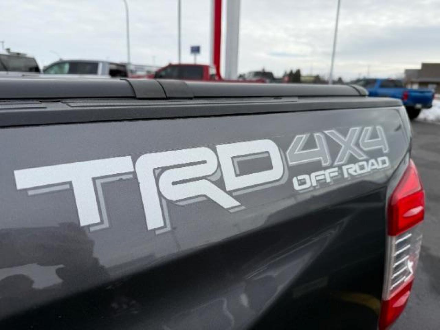 2017 Magnetic Gray Metallic /Black, cloth Toyota Tundra SR5 5.7L V8 CrewMax 4WD (5TFDY5F12HX) with an 5.7L V8 DOHC 32V engine, 6-Speed Automatic transmission, located at 1235 N Woodruff Ave., Idaho Falls, 83401, (208) 523-1053, 43.507172, -112.000488 - Photo#8